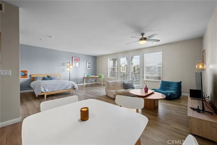 This is a generous space,not cramped with great natural light.