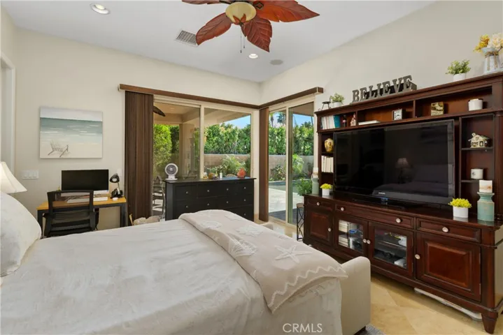 Secondary bedroom.