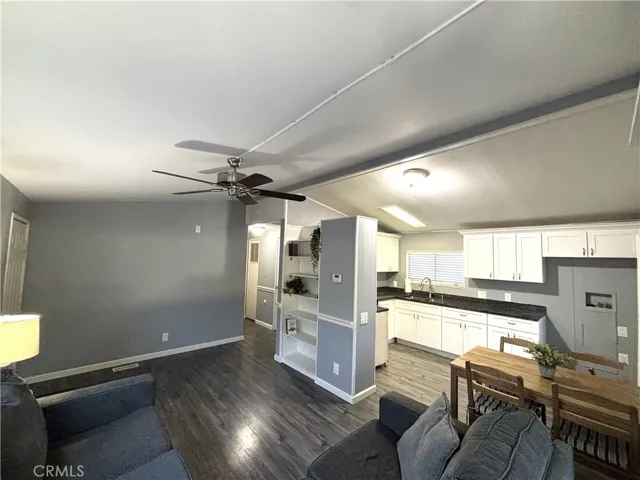 Open floorplan living room with ceiling fan!