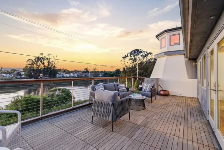 2974 E Cliff Drive, Santa Cruz, California 95062