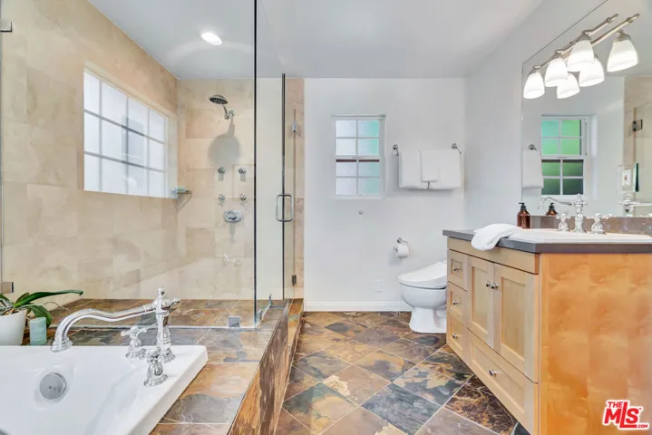 6001 Oakdale Avenue, Woodland Hills, California 91367