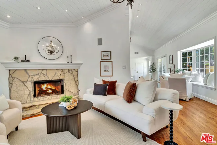 6001 Oakdale Avenue, Woodland Hills, California 91367