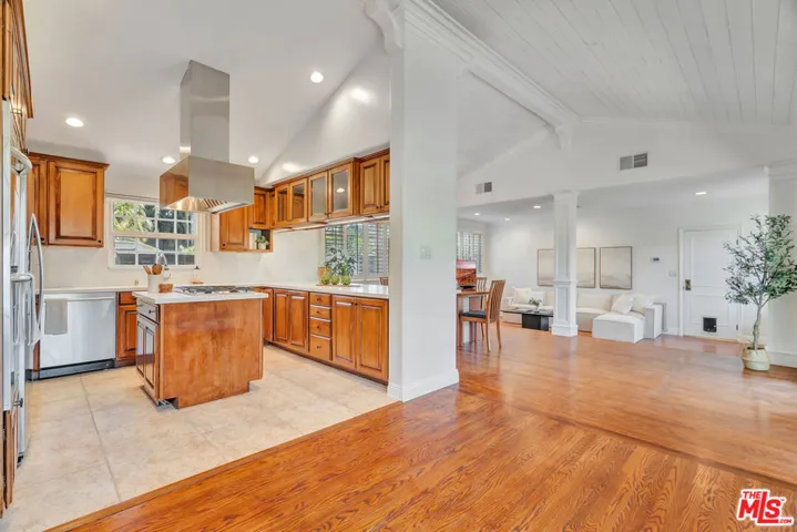 6001 Oakdale Avenue, Woodland Hills, California 91367