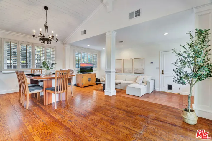 6001 Oakdale Avenue, Woodland Hills, California 91367
