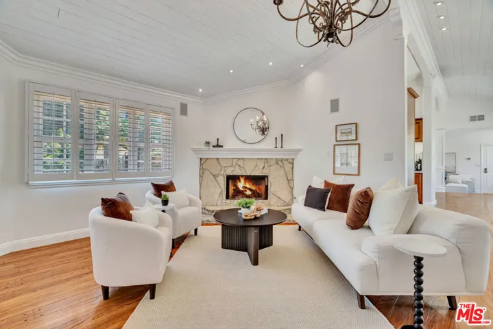 6001 Oakdale Avenue, Woodland Hills, California 91367
