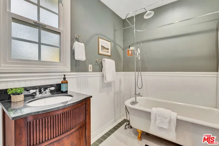 6001 Oakdale Avenue, Woodland Hills, California 91367