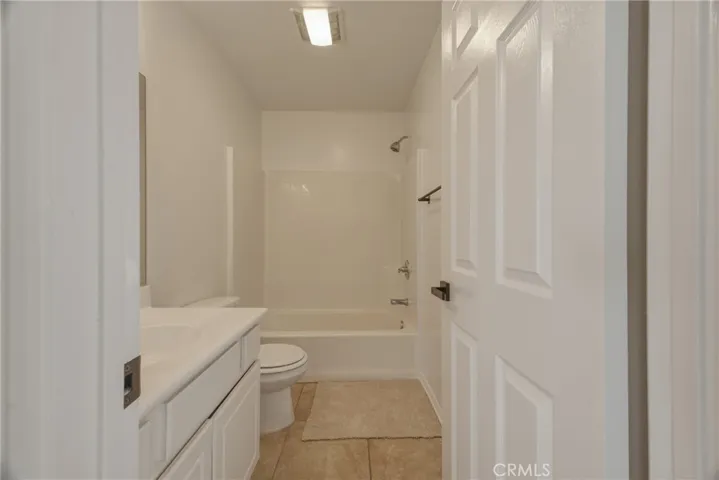 Upstairs main bathroom.