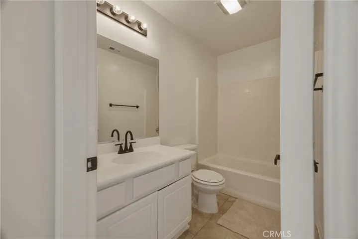 Upstairs main bathroom.