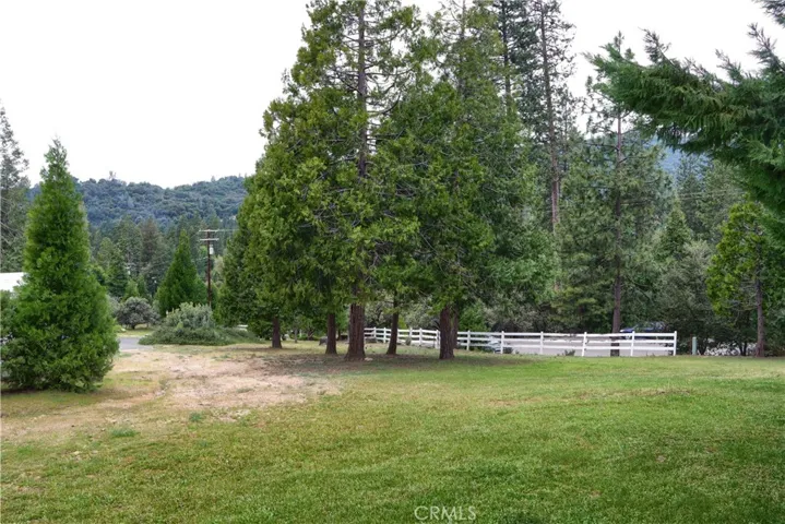 Beautiful Lot w/great views.