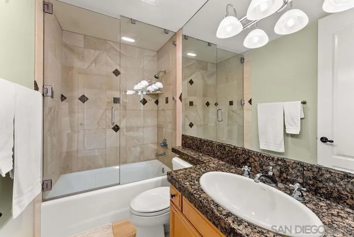 7157 Fay Ave, La Jolla, California 92037