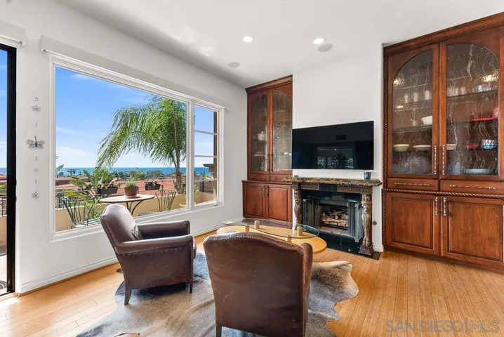 7157 Fay Ave, La Jolla, California 92037