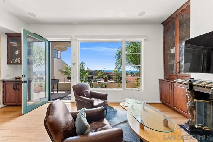 7157 Fay Ave, La Jolla, California 92037