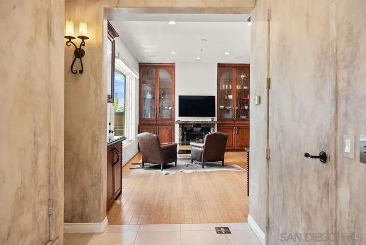 7157 Fay Ave, La Jolla, California 92037