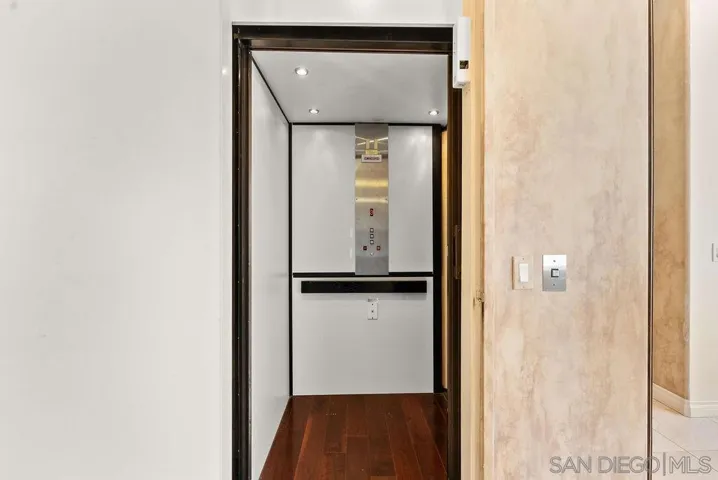 7157 Fay Ave, La Jolla, California 92037