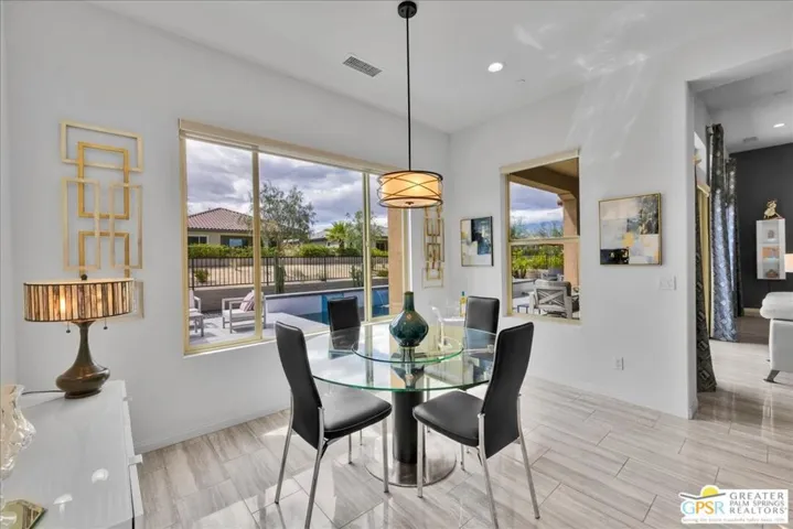 Casual dining room/ breakfast