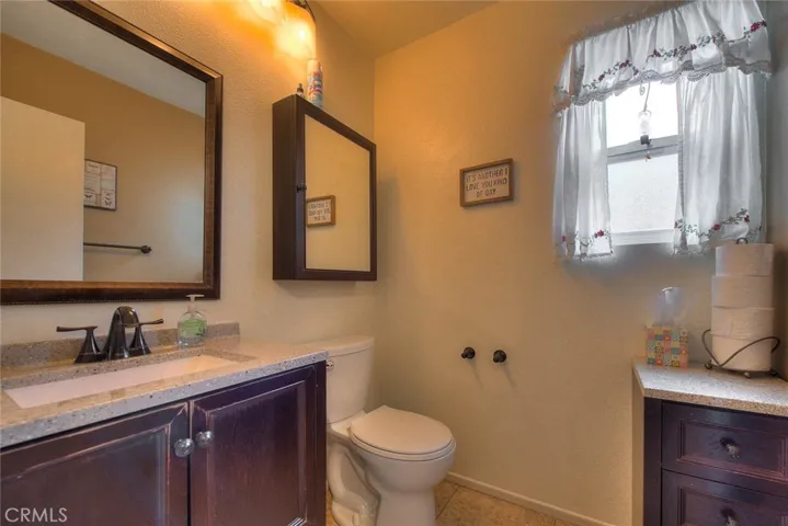 Guest 1/2 bath (Main floor)