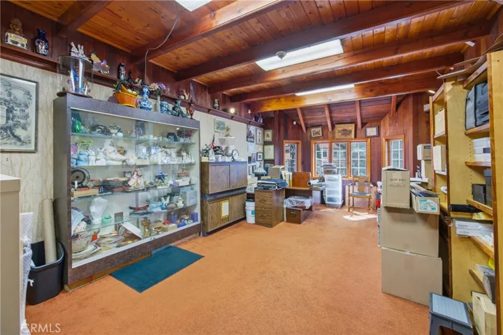 Second-level retail or adaptive use space