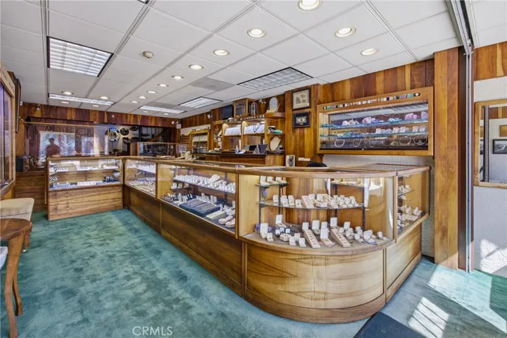 Flexible retail/gallery space with open layout and display potential