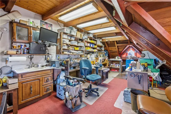Flexible upper-level area for creative or experiential use