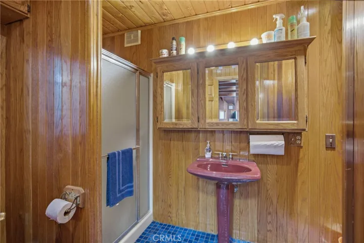 Second-level bath and support space
