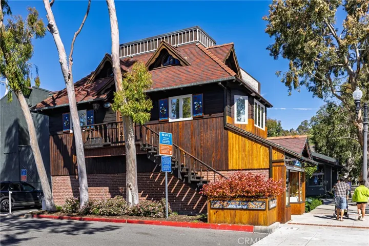 Convenient proximity to Peppertree Lane public parking
