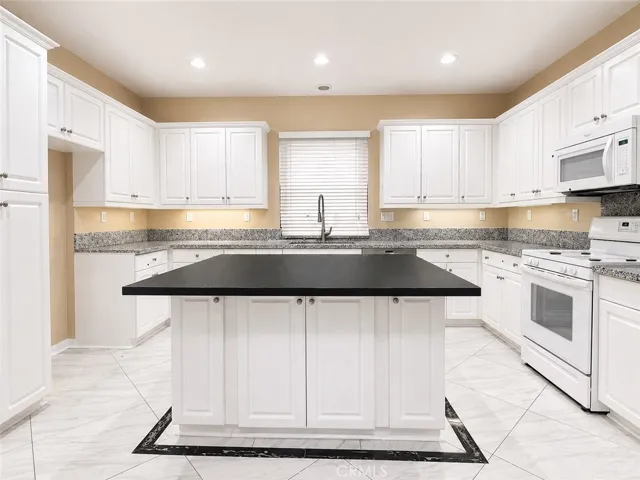 Kitchen with large island/bar seating