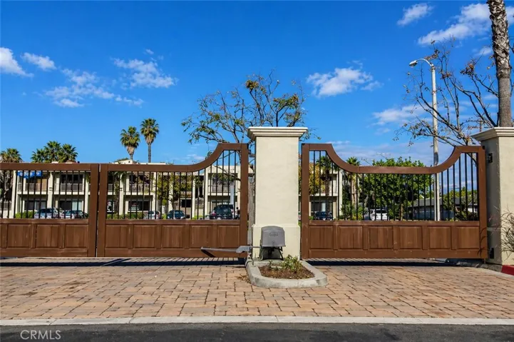 2 entrance/exit gates