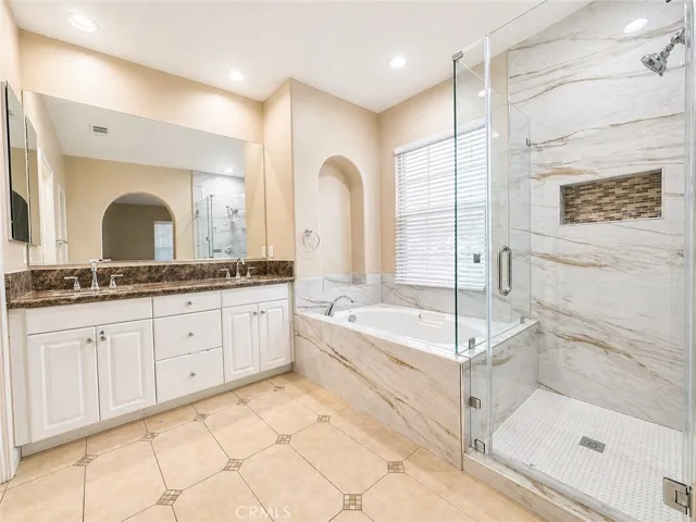 Large in suite primary bath (toilet with pricey door and separate walk-in closet)