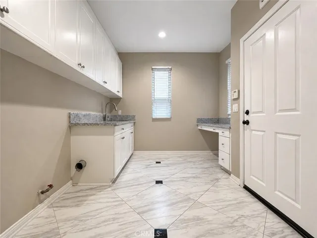 Laundry room (direct access to garage)