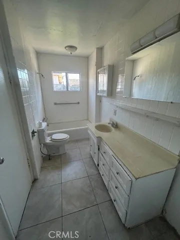 156 1/2 full bathroom