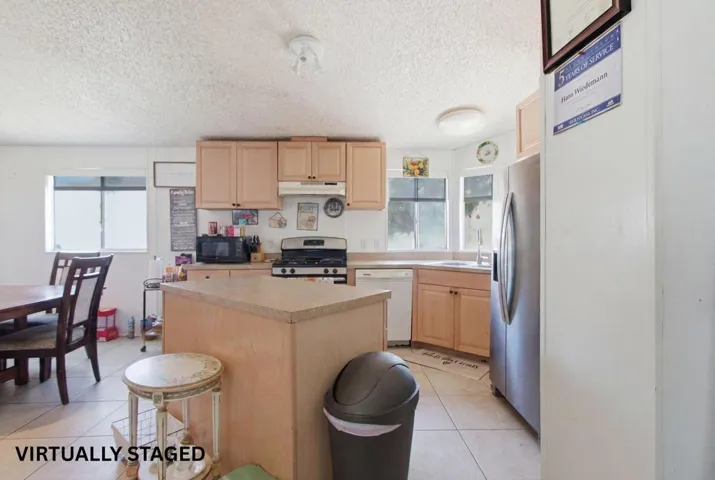 VIRTUALLY_STAGED_KITCHEN