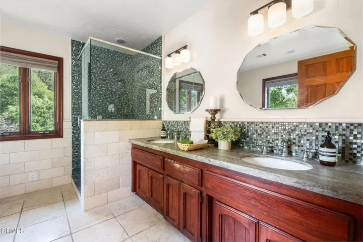 37 11993_MacDonald_Dr-66