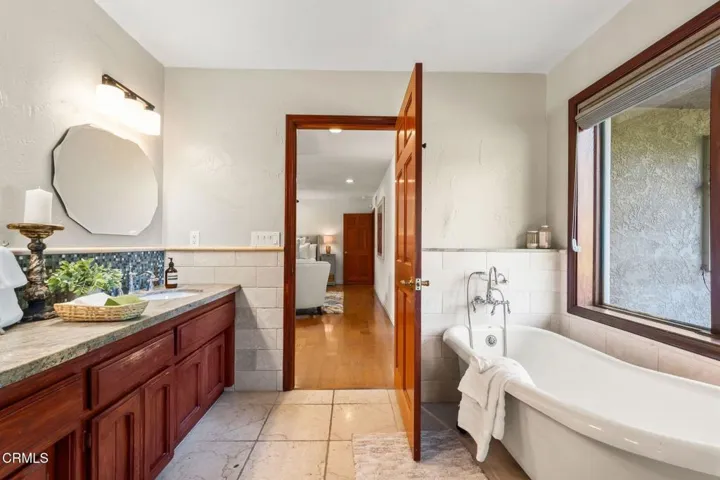 38 11993_MacDonald_Dr-67