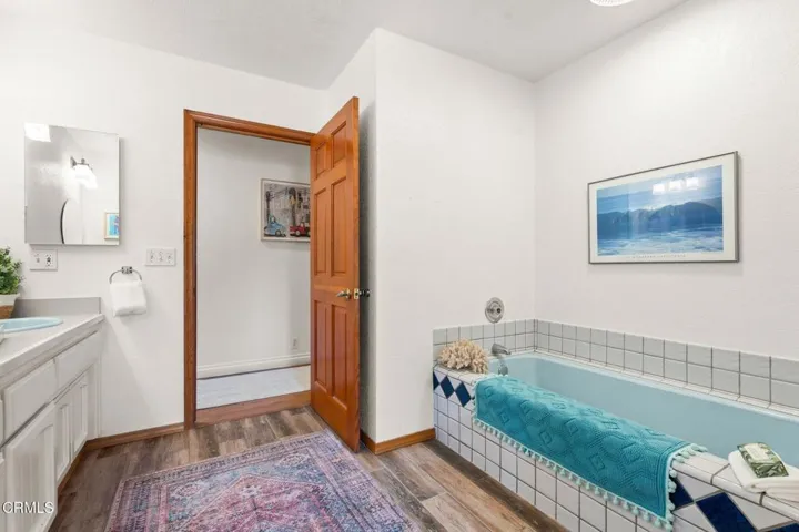 42 11993_MacDonald_Dr-57