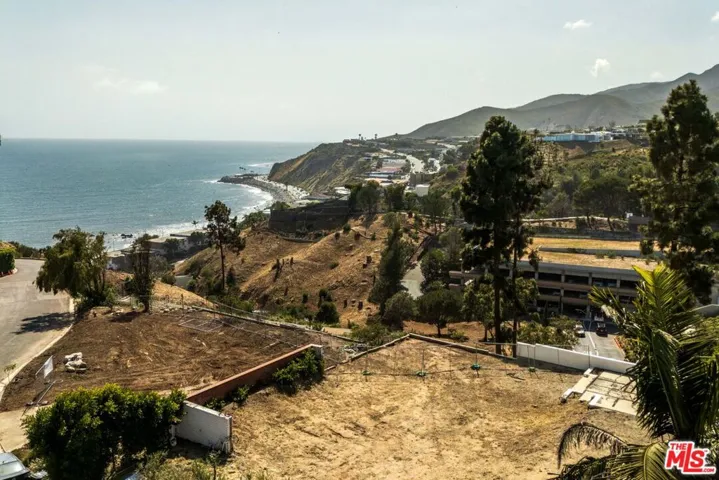 17941 Tramonto Drive, Pacific Palisades, California 90272