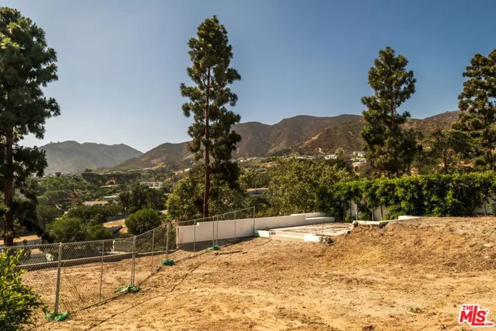 17941 Tramonto Drive, Pacific Palisades, California 90272