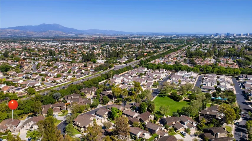 Just across from the park and a few minutes to the Lake