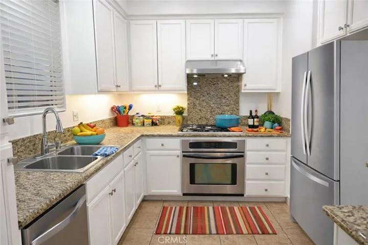Granite Counter Tops (Virtually Staged)