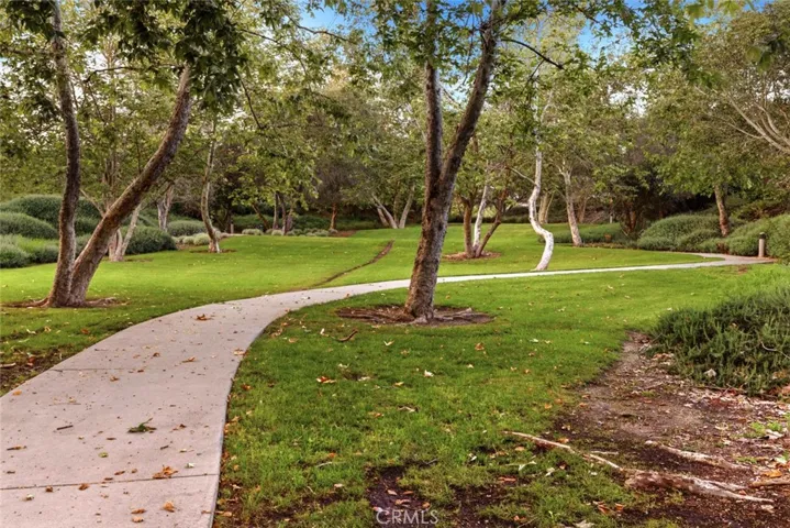 Private paseo park exclusive to Lucia