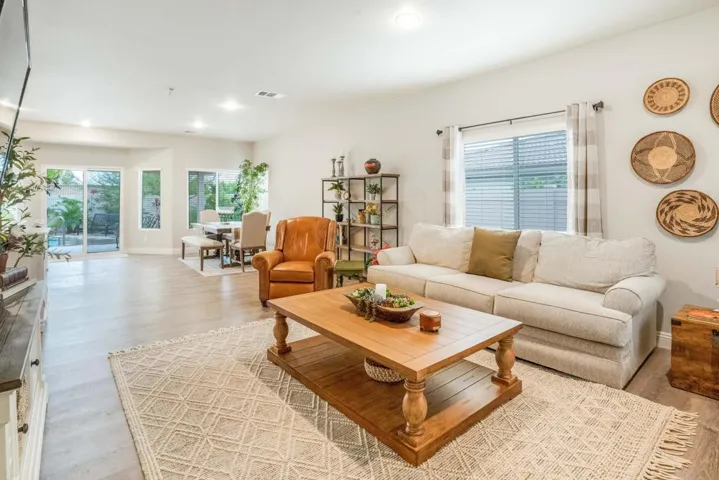 005_Living Room