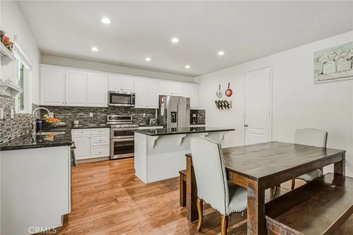 Kitchen & Dining