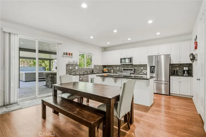 Kitchen & Dining