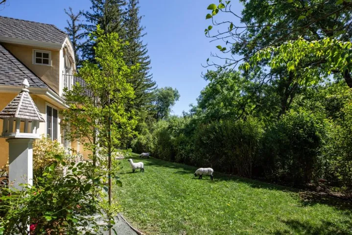 25550 Moody Road, Los Altos Hills, California 94022
