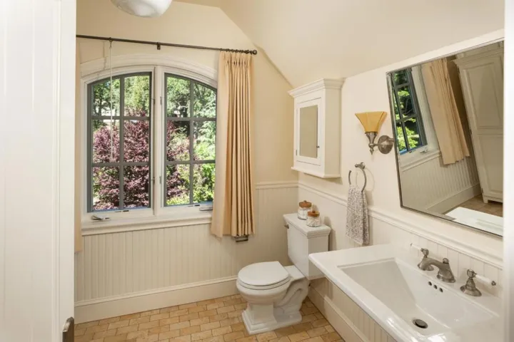 25550 Moody Road, Los Altos Hills, California 94022