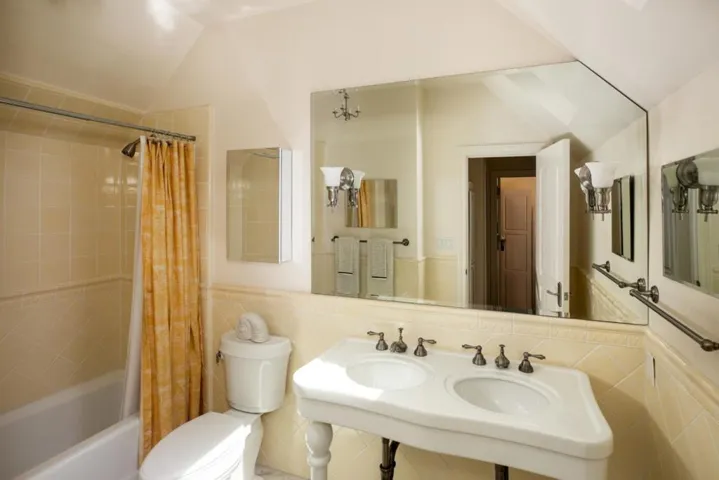 25550 Moody Road, Los Altos Hills, California 94022