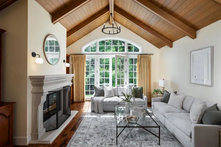 25550 Moody Road, Los Altos Hills, California 94022