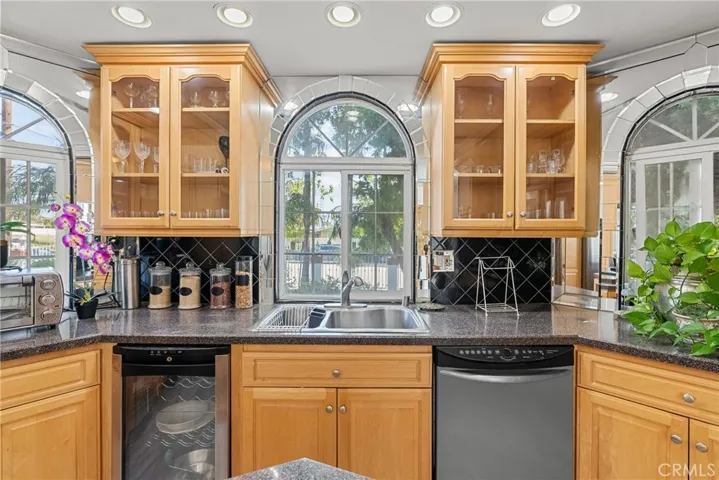 Trash compactor in Kitchen