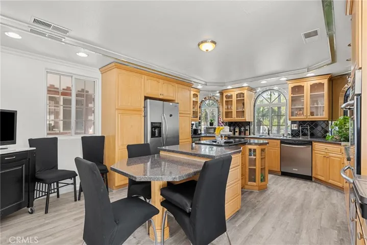 Kitchen with breakfast counter