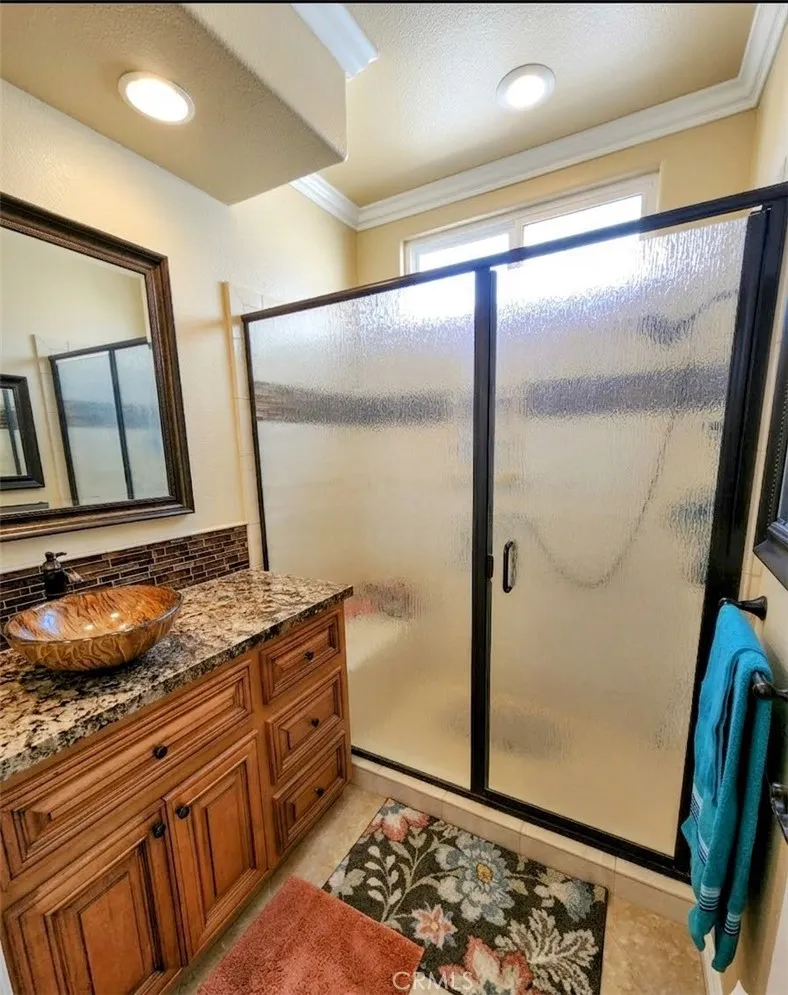 AI Item Remove. 
Primary Bathroom