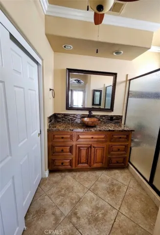 AI Item Remove. 
Primary Bathroom